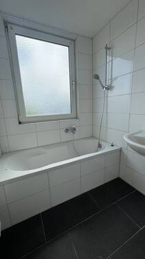 Beispielfoto- Badezimmer - 3 Zimmer Etagenwohnung in Wilhelmshaven