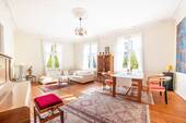 Wohnzimmer mit Blick in Grüne - 4 Zimmer Etagenwohnung in Berlin