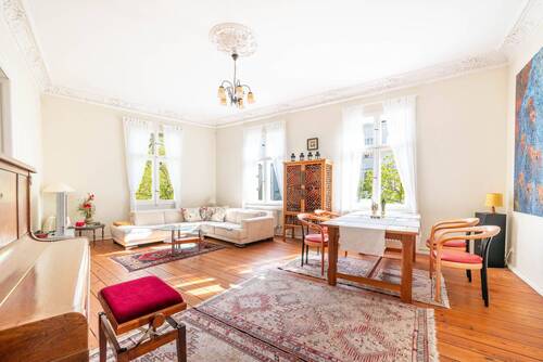 Wohnzimmer mit Blick in Grüne - 4 Zimmer Etagenwohnung in Berlin