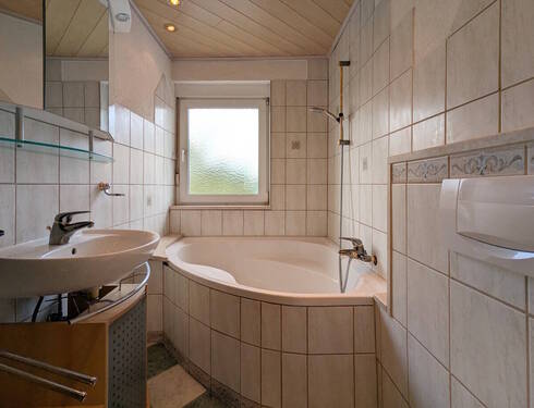 Tageslicht-Badezimmer mit Eckbadewanne - 