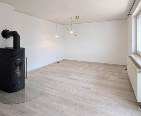 Geräumiges Wohnzimmer mit Pelletofen - 