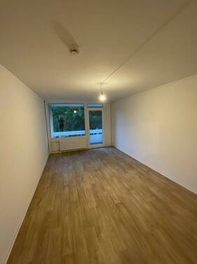 Wohnzimmer - Sanierte 2 zimmer Wohnung im Herzen von Mettenhof.
