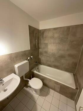 Bad mit Badewanne - 