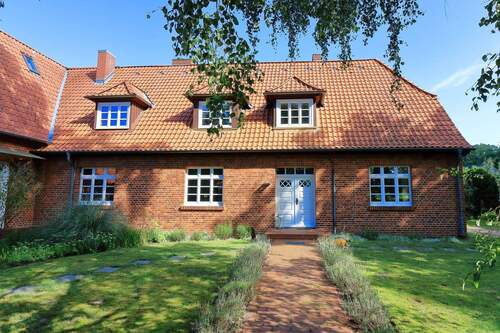 Herzlich willkommen ! - 9 Zimmer Mehrfamilienhaus, Wohnhaus in Gusborn