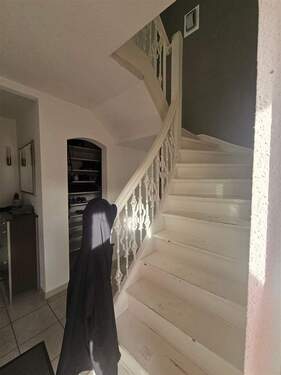 Holztreppe zum 1. Stock & Einbauschrank im Flur - 