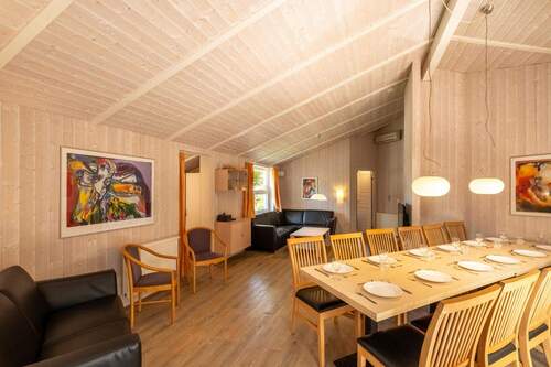 großzügiger Wohnraum - 5 Zimmer Mehrfamilienhaus, Wohnhaus zum Kaufen in Lübeck