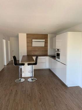 Moderne Küche mit Tresen - 3 Zimmer Etagenwohnung zur Miete in Weil am Rhein