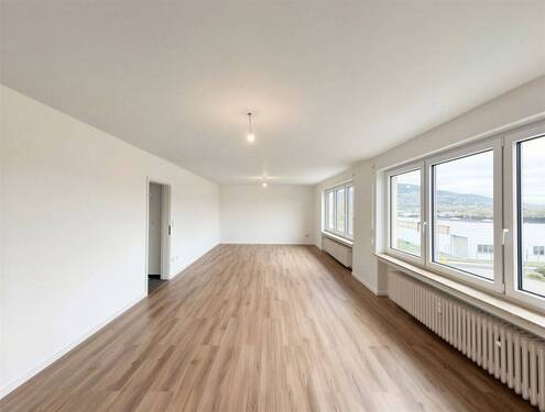 Wohnzimmer - Kernsanierte 3-Zimmer-Wohnung mit Balkon