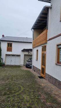 Hofeinfahrt Haus 1 mit Garagen - 9 Zimmer Mehrfamilienhaus, Wohnhaus zum Kaufen in Hünstetten