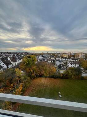 Aussicht Wohnzimmer - Modern leben, himmlisch wohnen - 3,5-Zimmer-Wohntraum mit Wintergarten und Weitblick