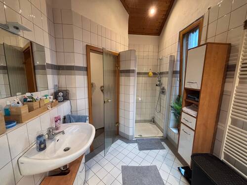 Teilansicht vom Badezimmer - 