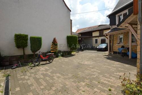 Großer Hofbereich - Mehrfamilienhaus, Wohnhaus mit 244,20 m² in Klein-Winternheim zum Kaufen