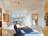 Lichtdurchfluteter Wohnbereich mit Blick zur Küche und dem Balkon - 4 Zimmer Etagenwohnung zum Kaufen in Böblingen-Dagersheim