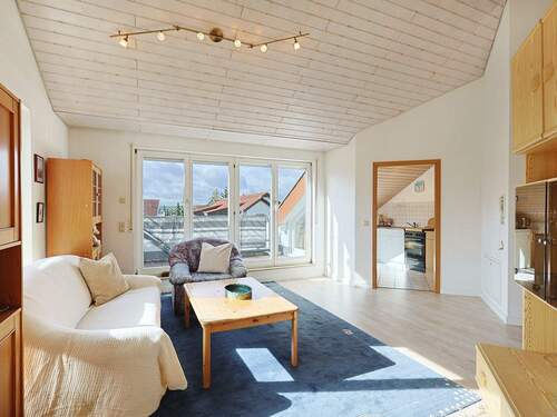 Lichtdurchfluteter Wohnbereich mit Blick zur Küche und dem Balkon - 4 Zimmer Etagenwohnung zum Kaufen in Böblingen-Dagersheim