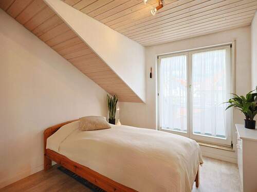 Schönes, helles Schlafzimmer mit kleinem Balkon - 