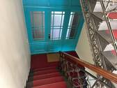 Treppenhaus mit Wohnungseingangstür - 