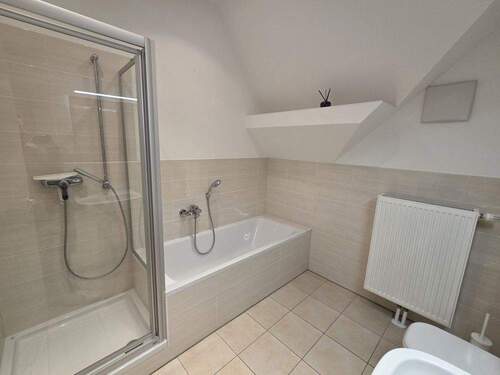 Modernes Bad mit Wanne - 