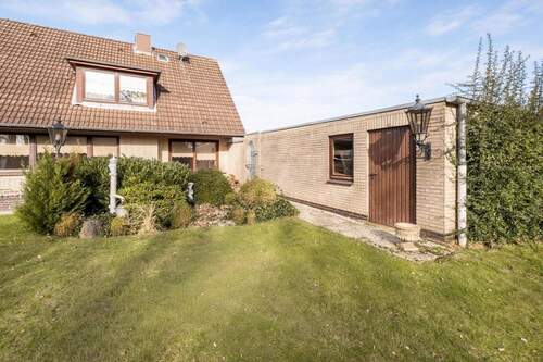 Ansicht mit Garage - 