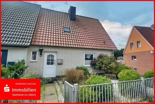 Hausansicht - Doppelhaushälfte mit viel Potenzial auf einem großen Erbpachtgrundstück