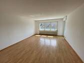 Helles Wohnzimmer mit Fenster - Helle 3-Zimmer-Wohnung mit Balkon in Grenzach-Wyhlen