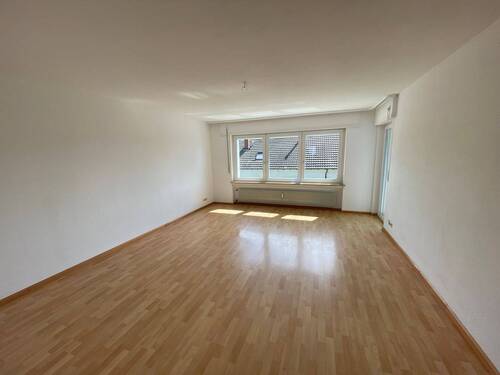 Helles Wohnzimmer mit Fenster - Helle 3-Zimmer-Wohnung mit Balkon in Grenzach-Wyhlen