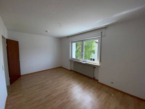 Helles Wohnzimmer mit Fenster - 3 Zimmer Etagenwohnung zur Miete in Grenzach-Wyhlen