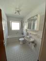 Helles Badezimmer mit Badewanne - 