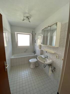 Helles Badezimmer mit Badewanne - 