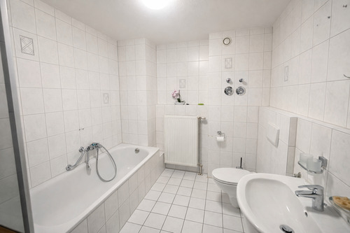 Bad - Etagenwohnung mit 91,00 m&sup2; in Pforzheim zur Miete