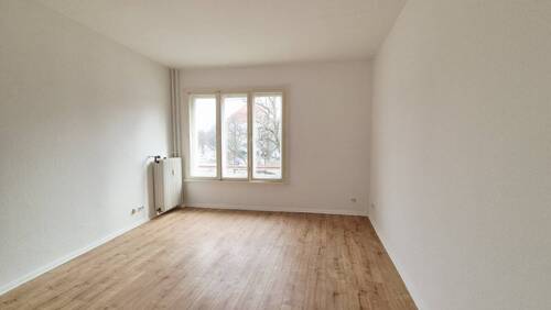 Helles Wohnzimmer - 2 Zimmer Etagenwohnung zum Kaufen in Berlin