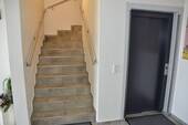 Treppenhaus mit Fahrstuhl - 