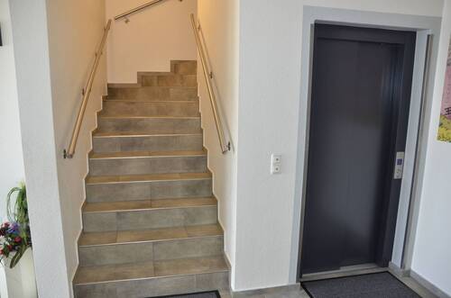 Treppenhaus mit Fahrstuhl - 