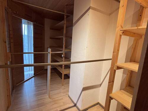 Teilansicht von dem begehbaren Kleiderschrank.jpeg - 