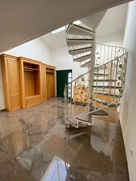 Eingangsbereich mit Treppenaufgang - 4 Zimmer Einfamilienhaus in Lörrach