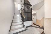 Haustreppe und Aufzug - 