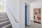 Treppenhaus mit Aufzug - 