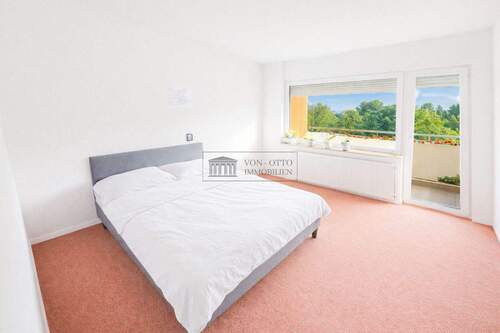 Schlafzimmer mit Balkonzugang - 4 Zimmer Etagenwohnung in Hürth