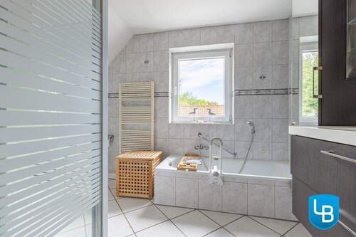 Vollbad mit viel Tageslicht - 