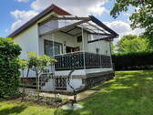 Vorderansicht - Ferienhaus mit Bootsplatz und Motorboot Trailer