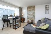 Couch und Esstisch vor dem Panoramafenster - Etagenwohnung mit 41,00 m² in Westerland zum Kaufen