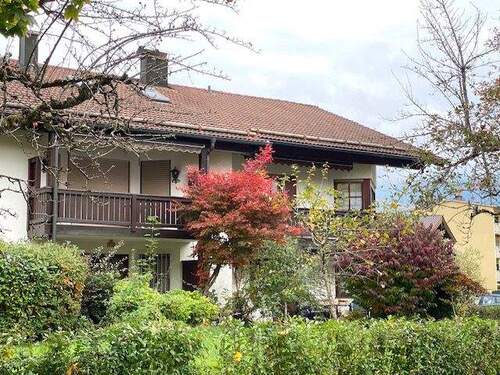 Hausansicht - Charmante 2-Zimmer-Wohnung mit Balkon in zentraler Lage von Bad Reichenhall (1. Obergeschoss).