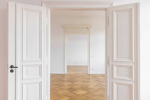 Durchgang mit Flügeltüren - 4 Zimmer Etagenwohnung zum Kaufen in Leipzig