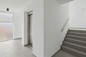 Treppenhaus mit Personenaufzug - 
