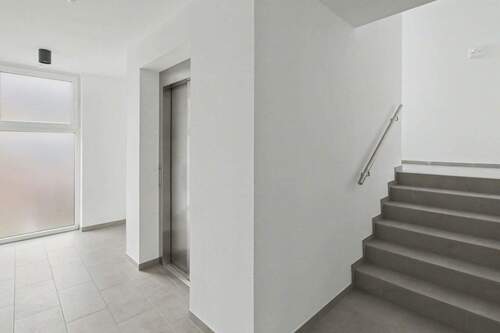 Treppenhaus mit Personenaufzug - 