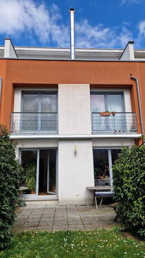 Hausansicht mit Garten - Reihenmittelhaus im Camp King - 1.095.000,00&nbsp;EUR Kaufpreis, ca.&nbsp; 168,00&nbsp;m&sup2;&nbsp;Wohnfl&auml;che