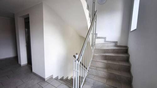 Treppenhaus - 4 Zimmer Etagenwohnung zur Miete in Heist