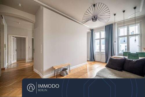 Großzügiges Wohnzimmer - ?? Altbau-Perle im Akazienkiez - Stillvoll sanierte 2 Zi Whg mit Süd-Blk & hochwertigen Einbaumöbel