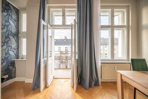 Fenster-Front mit Balkon-Zugang - 2 Zimmer Etagenwohnung zum Kaufen in Berlin