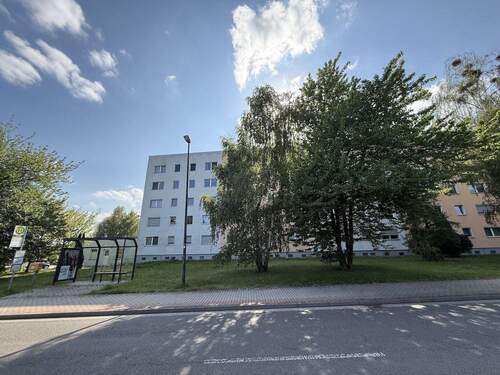 Vorderansicht mit Bushaltestelle - 2 Zimmer Etagenwohnung zum Kaufen in Lutherstadt Wittenberg