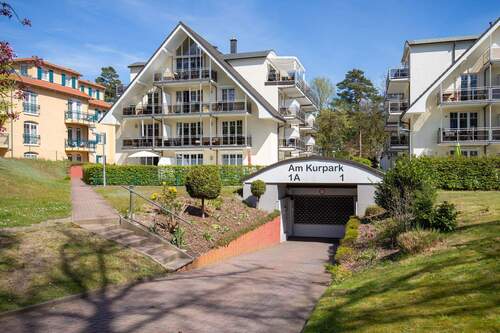 Die breite Einfahrt in die Tiefgarage - 